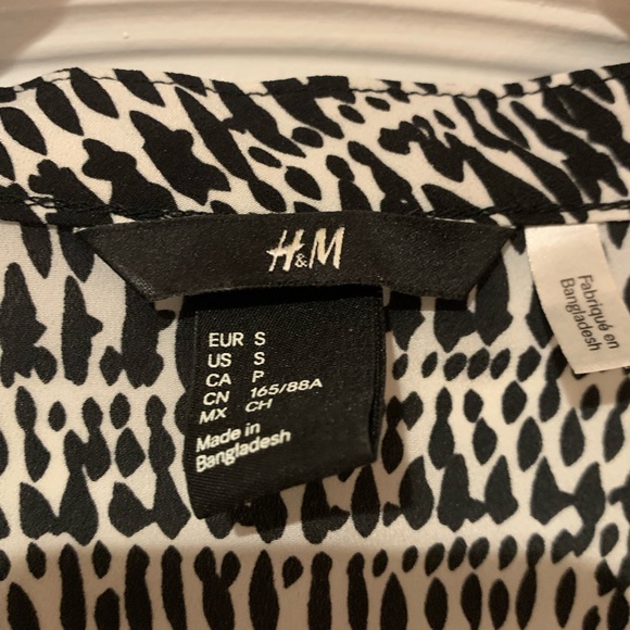 H&M black and white button down blouse, size S - Picture 4 of 4